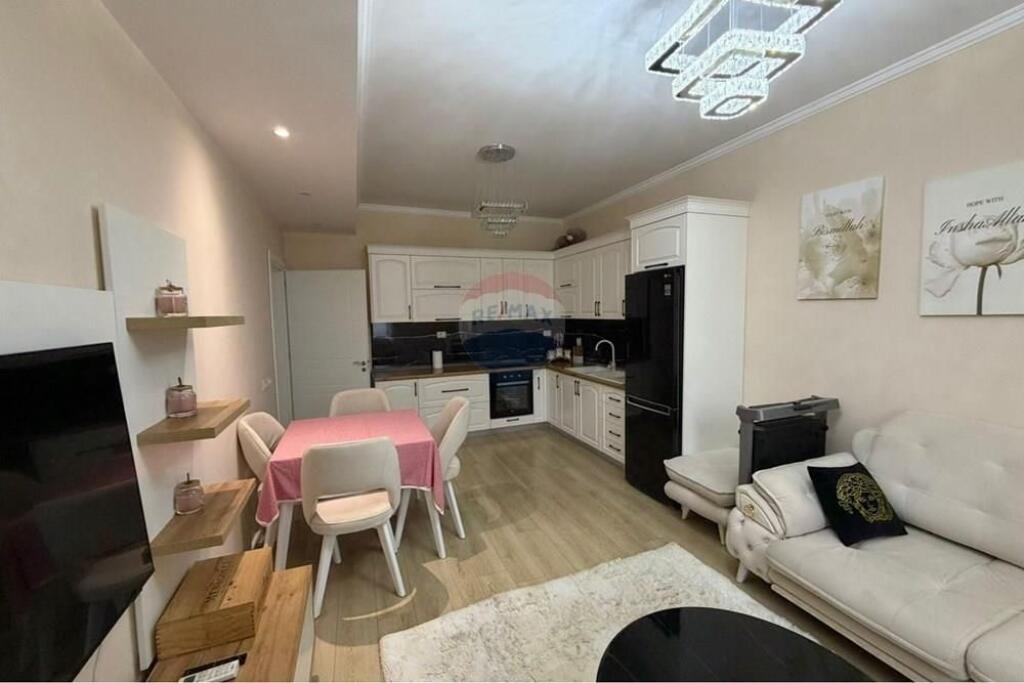 Shitet apartament 2+1 ne shkoze