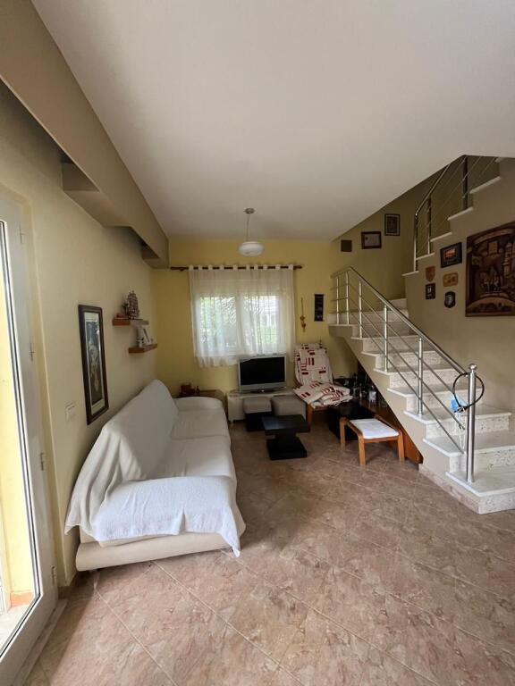 Shitet Apartament 3+1 me oborr tek Gjiri i Lalezit