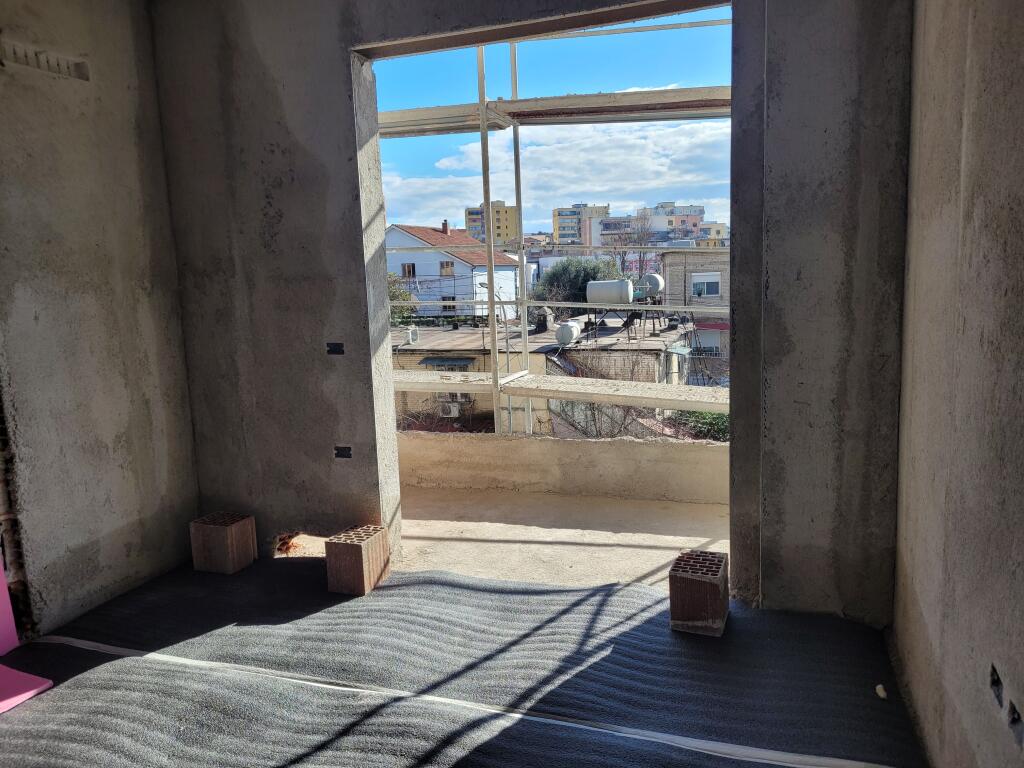 Shitet apartament  2+1+Ballkon Rajoni policise nr.4(Afer me kinostudion)
