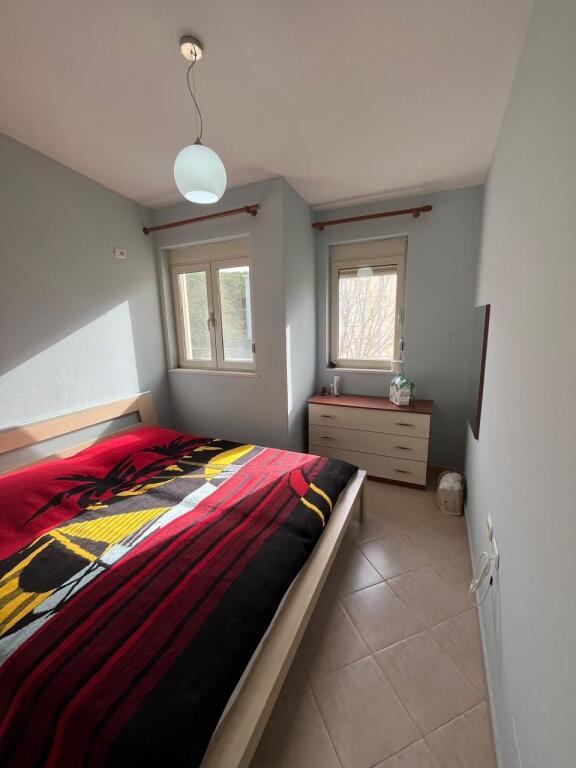 Shitet Apartament 3+1 me oborr tek Gjiri i Lalezit