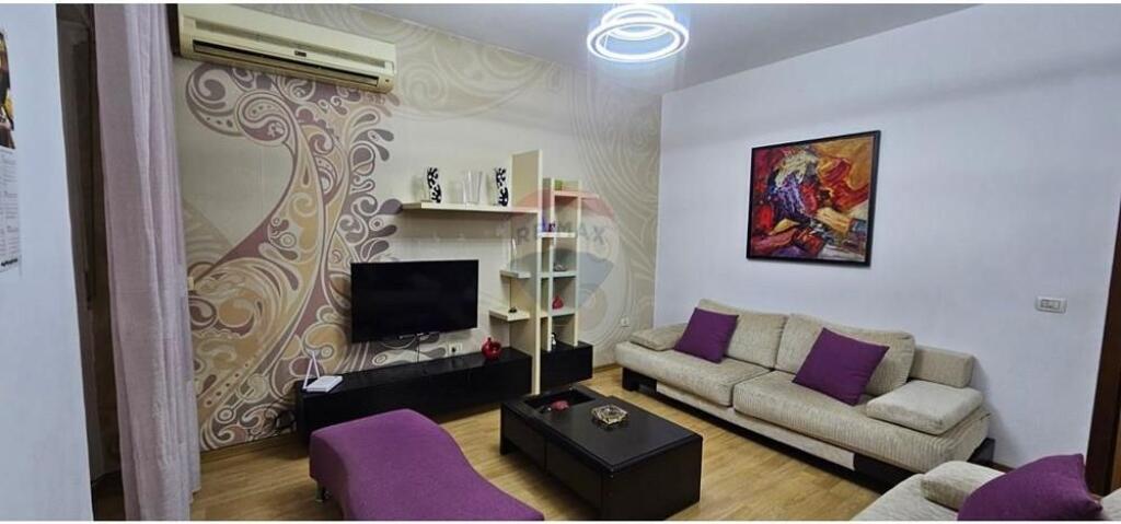 Apartament 2+1+Ballkon me Qira tek Pazari i Ri !