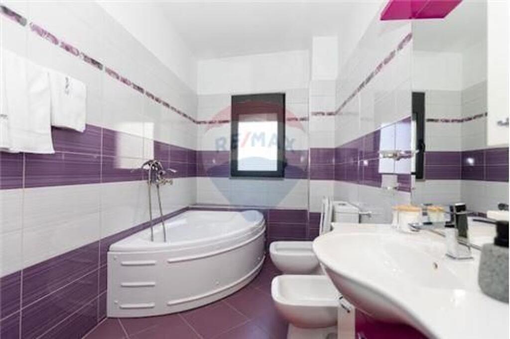 🏡 Apartament Luksoz 2+1+2 – Lungomare, Vlorë