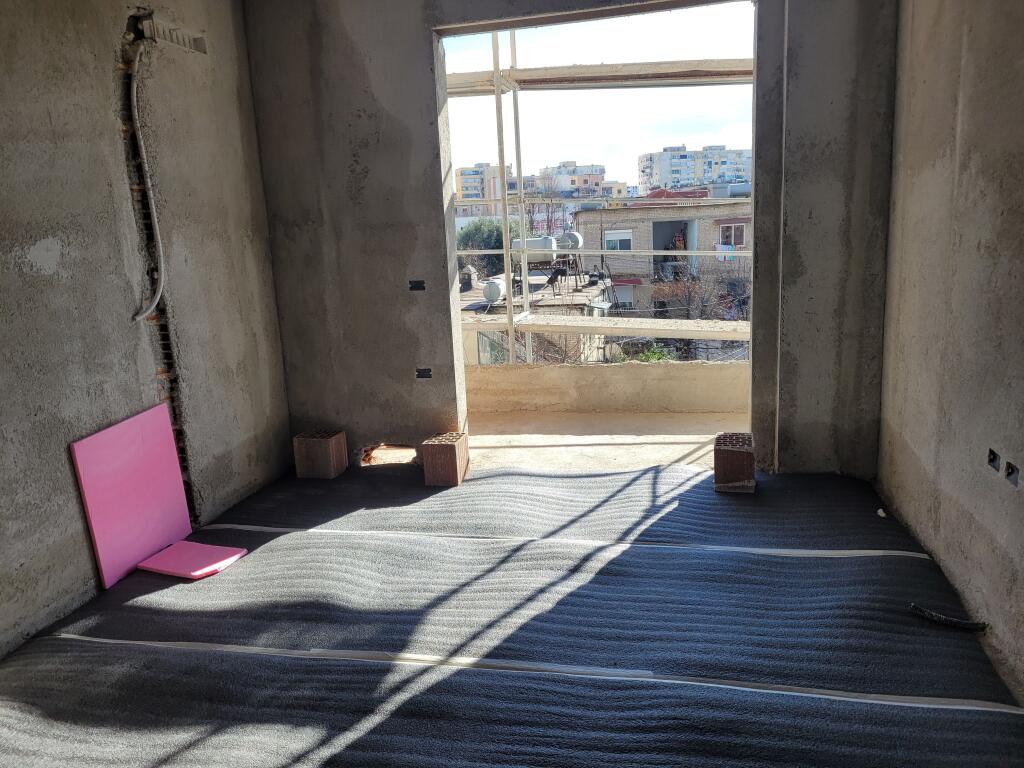 Shitet apartament  2+1 Rajoni policise nr.4(Afer me kinostudion)