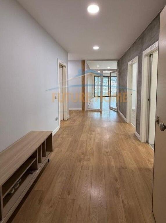 Qira, Ambient per zyra, Hilton Garden Inn Tirana.