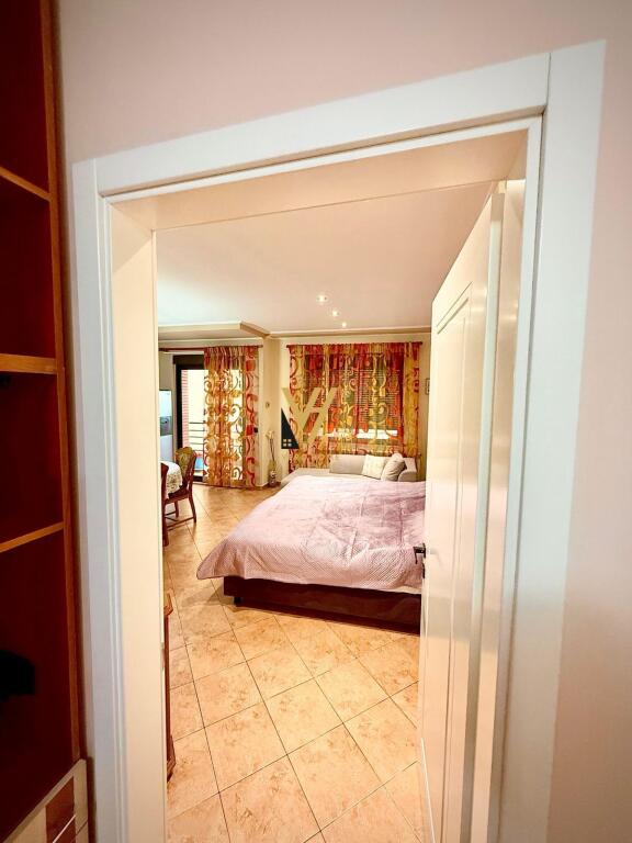 JEPET GARSONIERE 35 M2 ME QIRA NE QENDER 55.000 LEKE