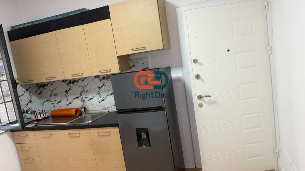 Ne Qender,Jepet Me Qira Apartament 1+1 Per Zyra!!