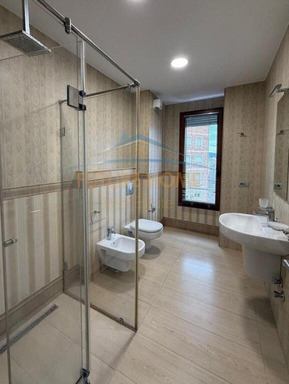 Qira, Ambient per zyra, Hilton Garden Inn Tirana.