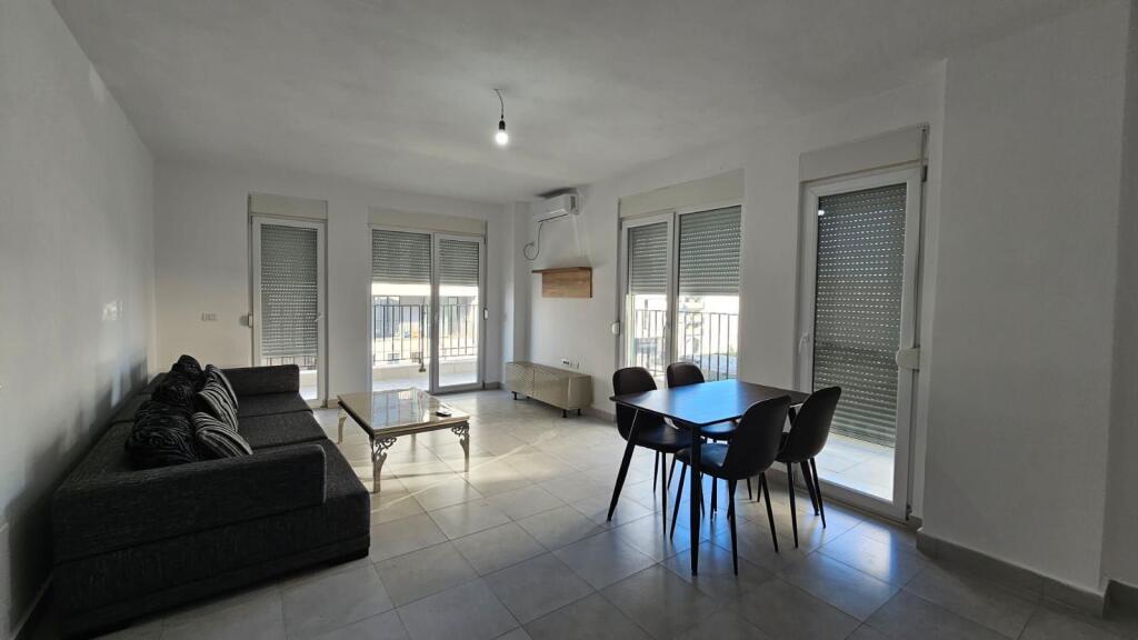 🏡 Affittasi appartamento 2+1+2 📍 Via 5 Maji, Tirana💶 Prezzo: 500 € / mese