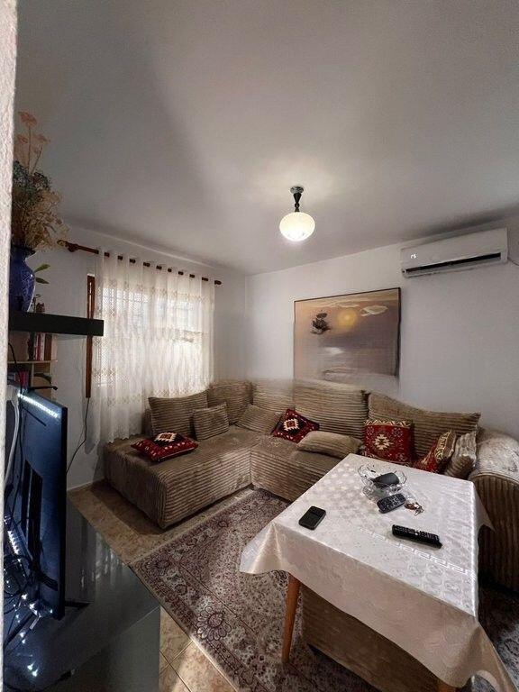 SHITET SHTËPI PRIVATE 1+1 ME AMBIENT KOMERCIAL TEK TRESHI 80,000 €