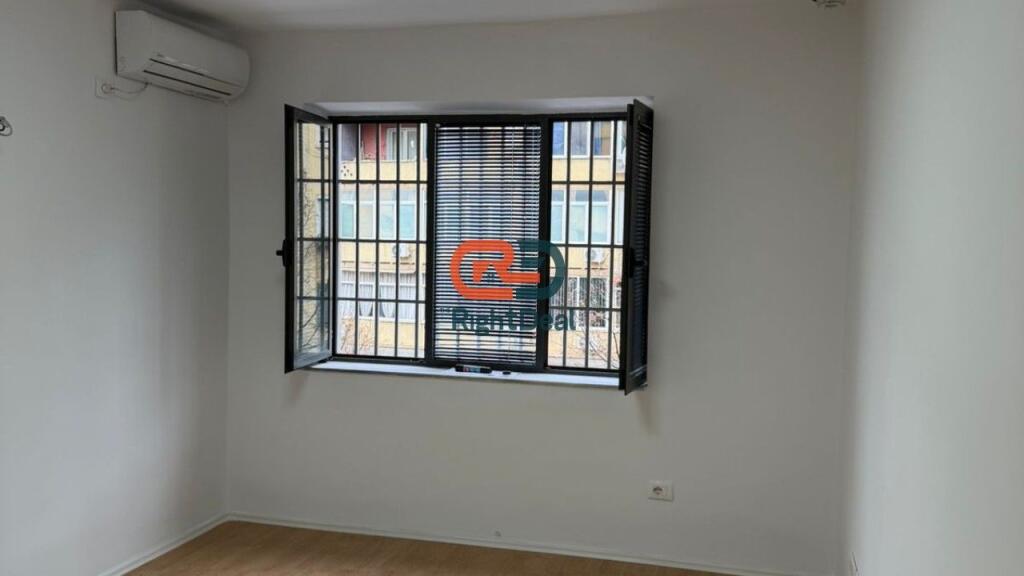 Ne Qender,Jepet Me Qira Apartament 1+1 Per Zyra!!