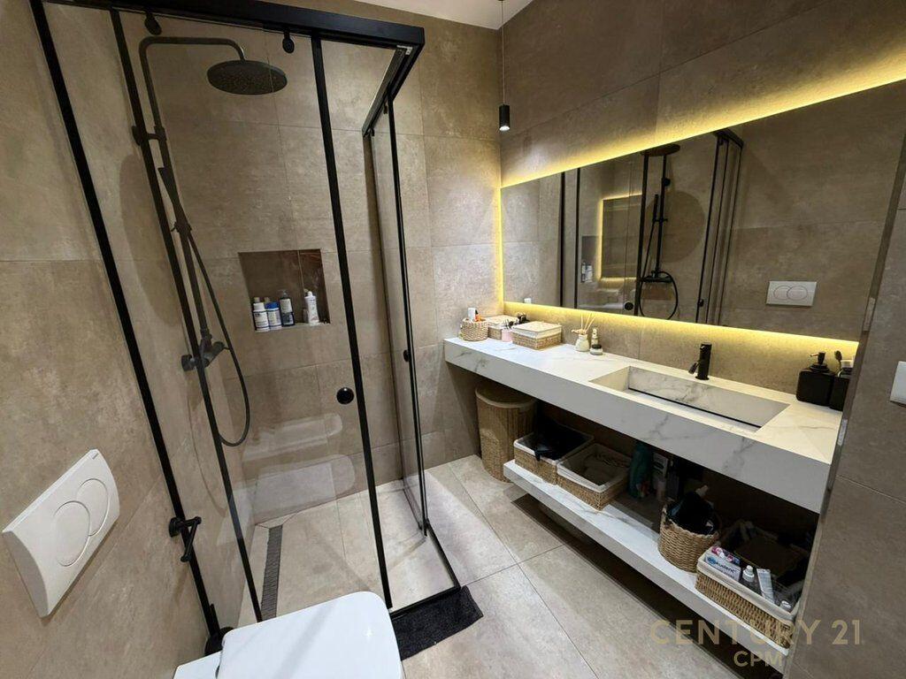 Shitet apartament modern 3+1 në rezidencën elitare Lake View