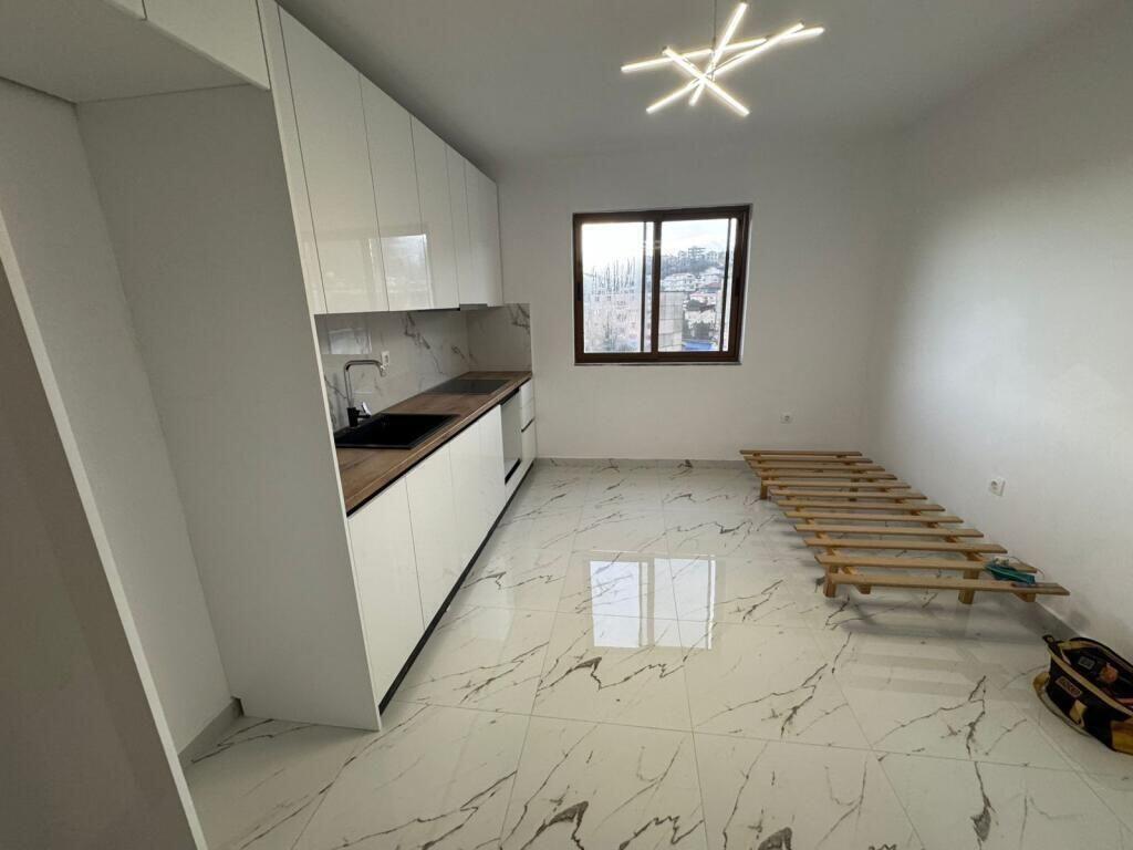 apartament 2+1 me qira ne Kombinat