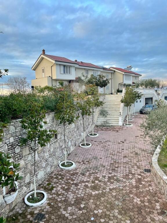 Jepet me qera Vile private ne Yrshek