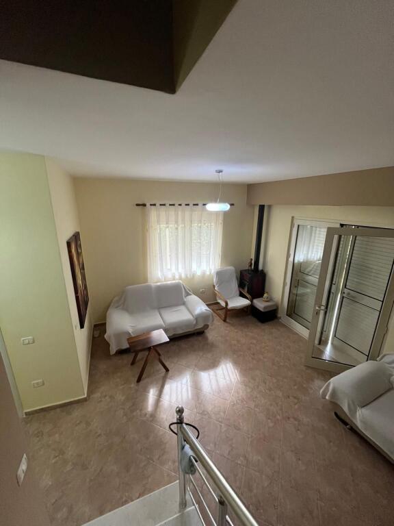 Shitet Apartament 3+1 me oborr tek Gjiri i Lalezit