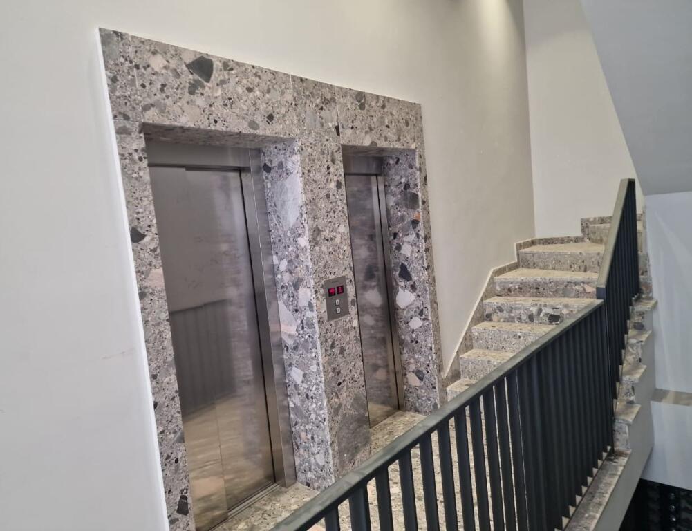 Shitet apartament 3+1+2 tualete+post parkimin ne kompleksin "Akses Tirana" prane