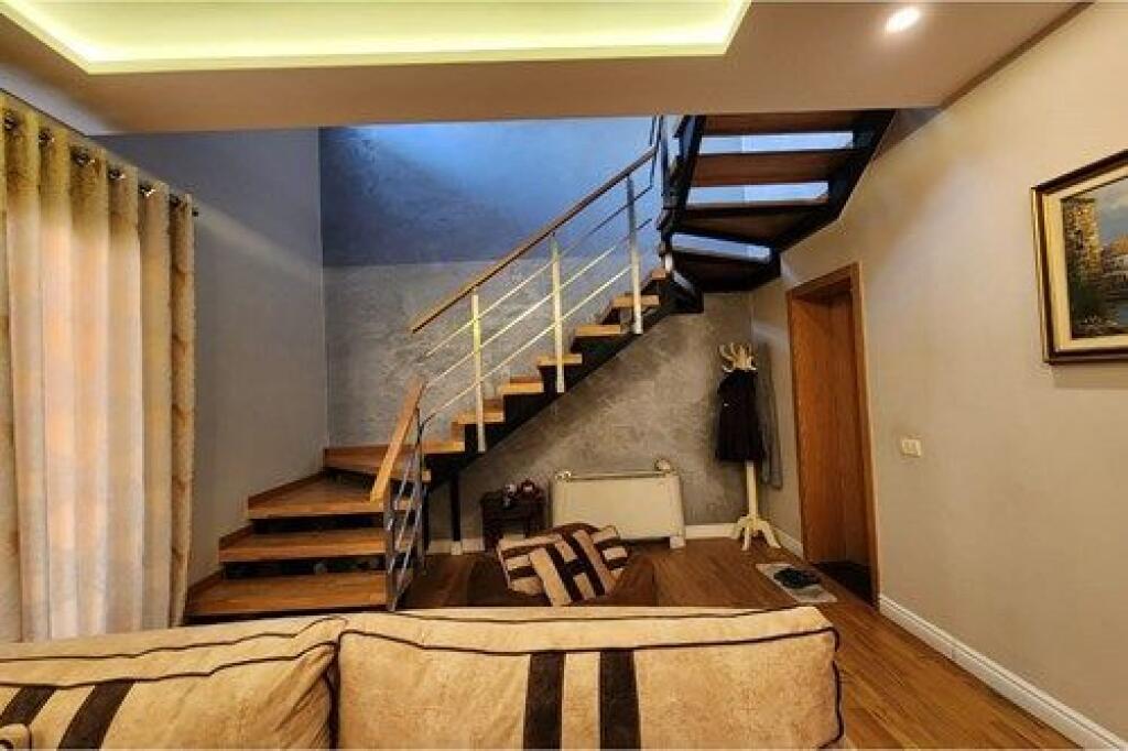 Duplex for rent on Jordan Misja Street!