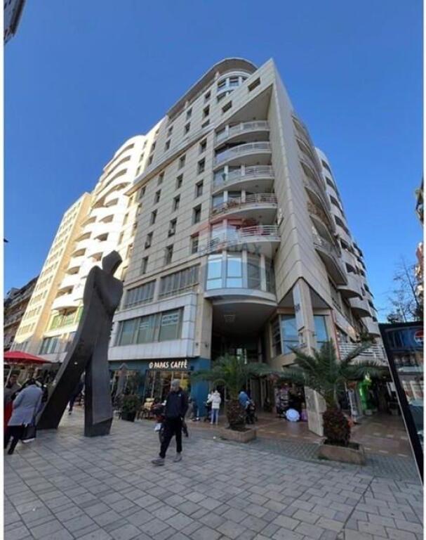 AMBIENT KOMERCIAL ME QIRA ,QENDER!