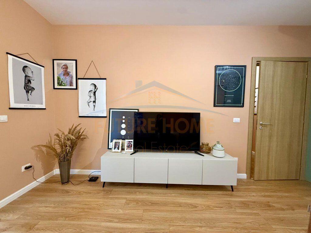 Shitet, Apartament 2+1+2, Rruga e Barrikadave, Tiranë