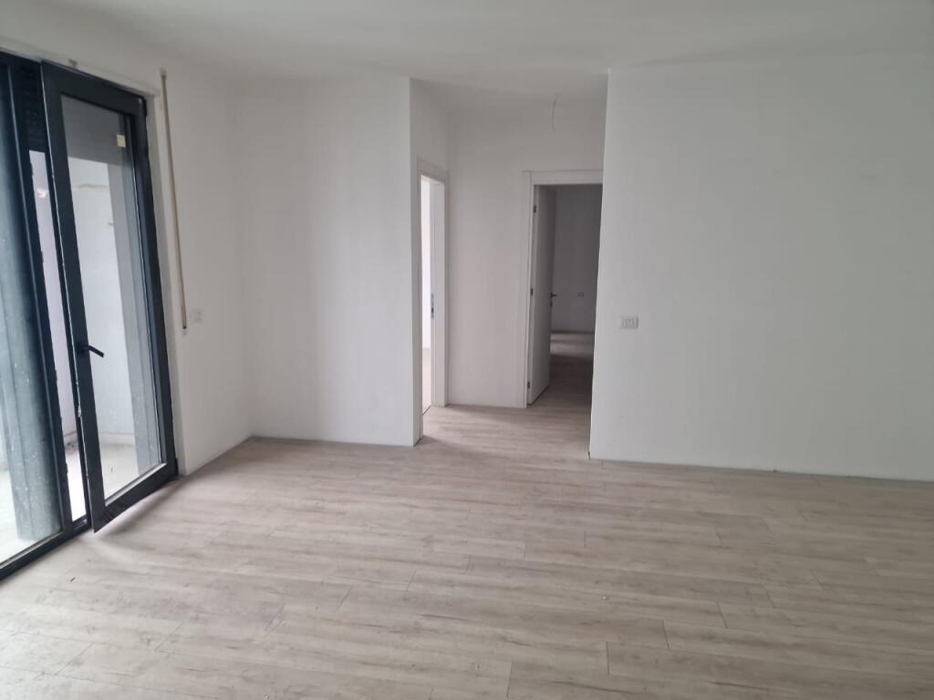 Shitet apartament 3+1+2 tualete+post parkimin ne kompleksin "Akses Tirana" prane