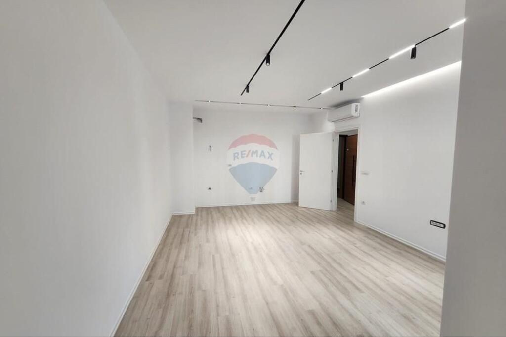 Zyra me qira te Zogu i Zi !