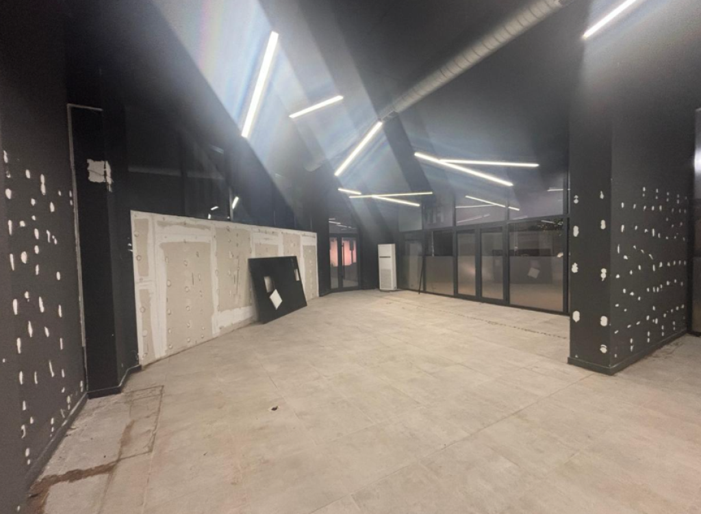 🏢 Ambient Biznesi me Qira – Qendër, Bulevardi Zogu I