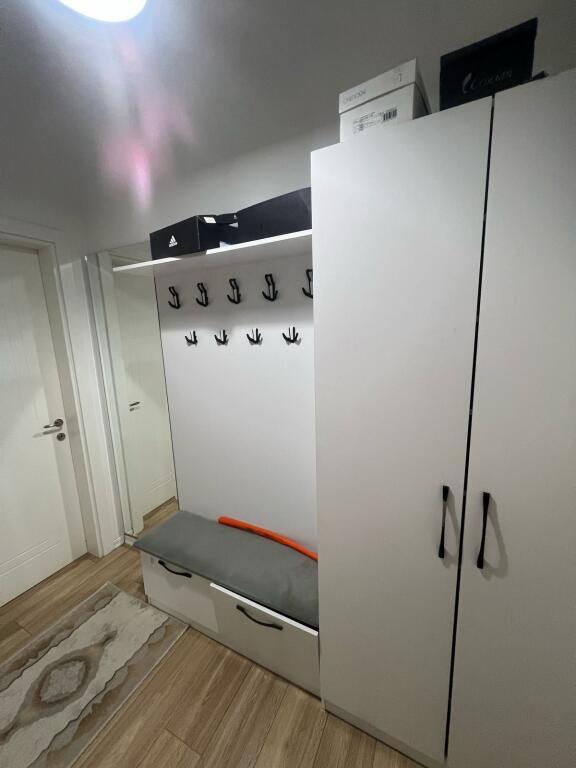 📣 QERA Apartament 2+1+2 📍 Prane Casa Italia ✨  🏢 Ndertim i Ri 🪜 Kati 1 (Banim) 🛋️ Mobiluar Me Kushte Bashkekohore 👫 Preferohen Kliente Familjare  💶 Cmimi 500 Euro