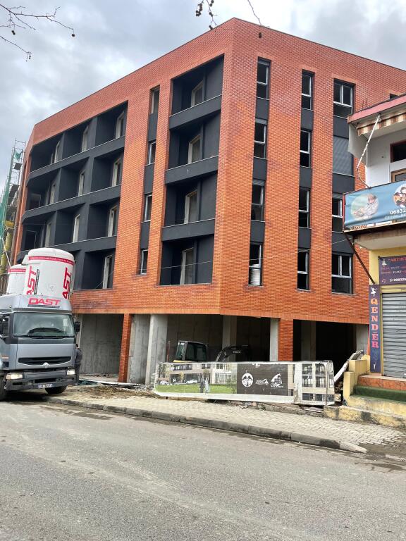 Shitet 2+1+Parkim/ Babrru