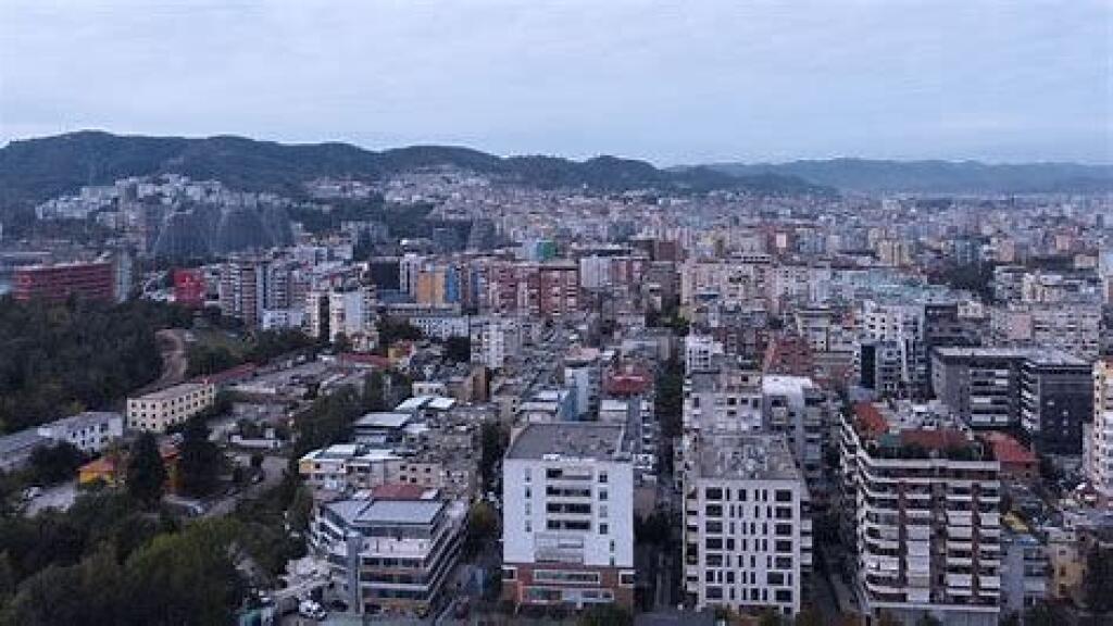 Shitet apartament 2+1+2 tualete tek Hoxha Tahsim!