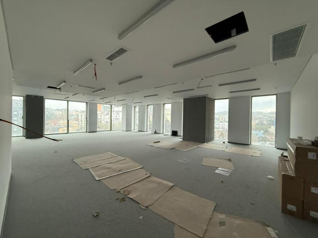 🏢 Jepet Zyrë OPEN SPACE me Qira – Downtown One, Tiranë