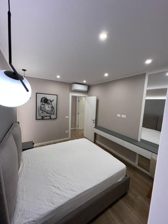 Jepet me qira 1+1 te SQUARE 21 RR.e KAVAJES 75.000 leke