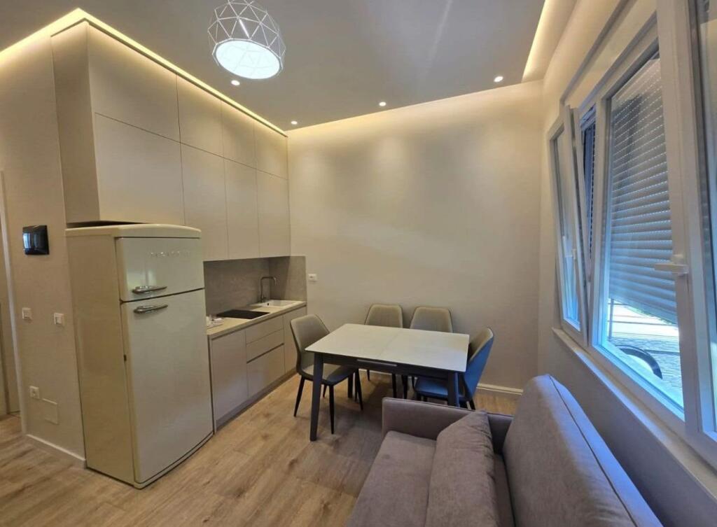 🏡 Appartamento 1+1 in affitto 📍 Centro, Tirana – vicino al palazzo di 9 piani