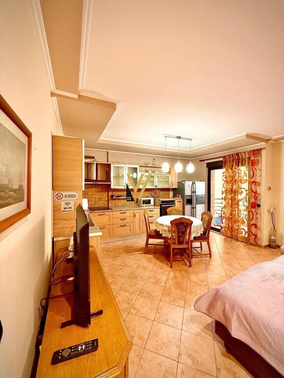 JEPET GARSONIERE 35 M2 ME QIRA NE QENDER 55.000 LEKE