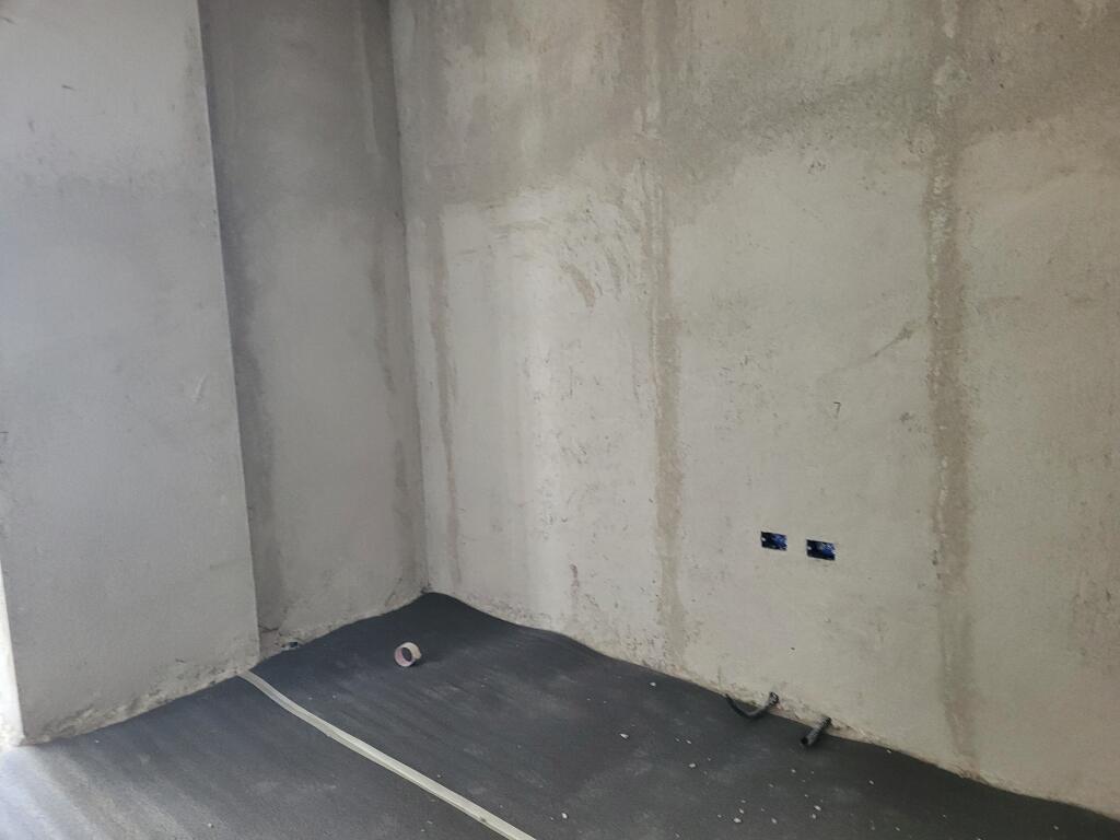 Shitet apartament  2+1+Ballkon Rajoni policise nr.4(Afer me kinostudion)
