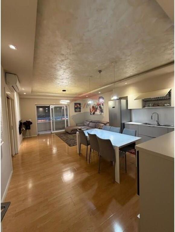 jepet apartament 2+1+2 me qera tek Komuna e Parisit