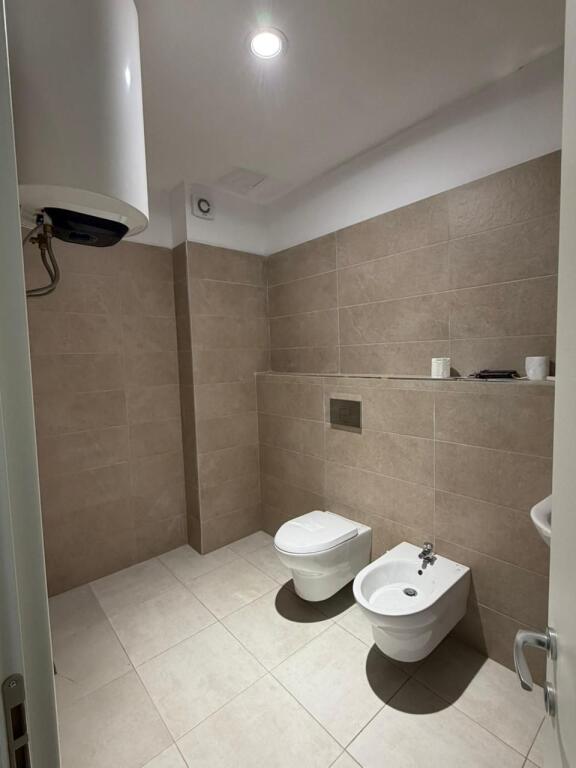 ZYRE ME QERA 70 M2 PAZARI I RI 55.000 LEKE