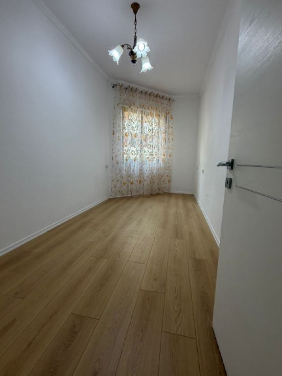 Shitet apartament 2+1 – Fresk, Rruga e Thesarit