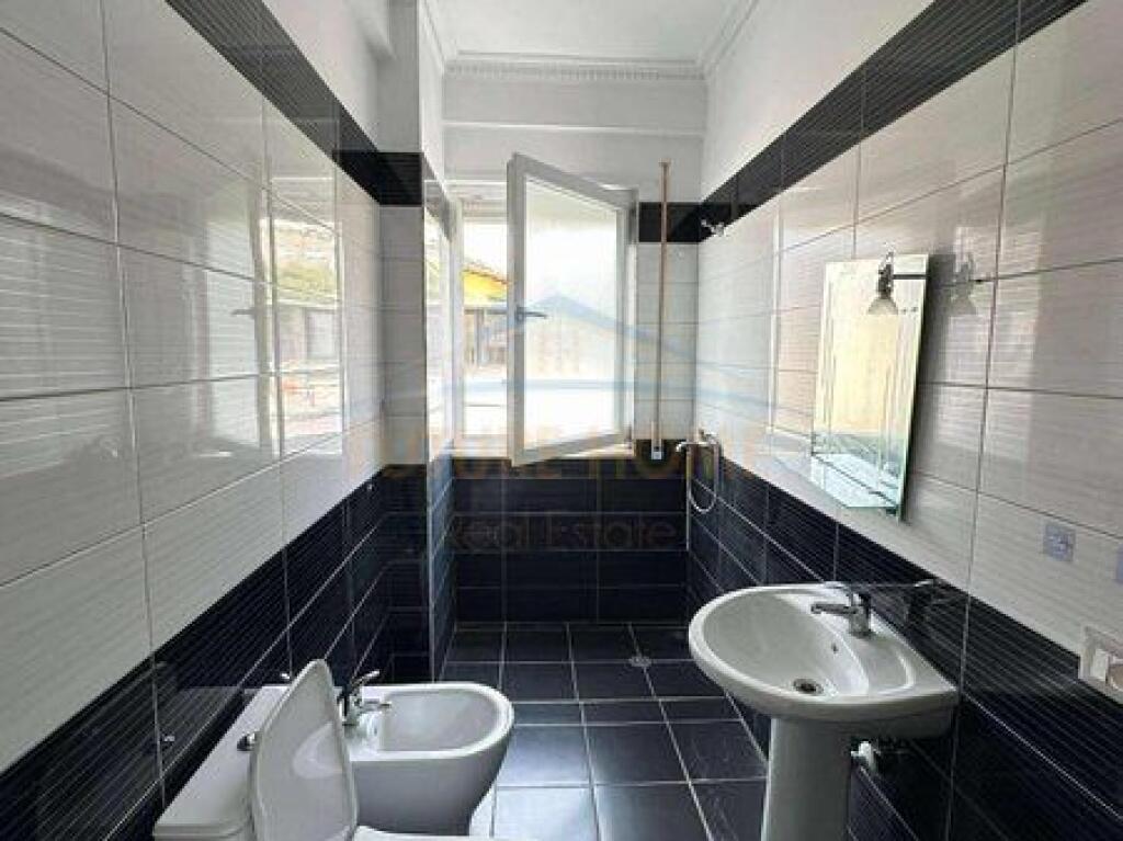 Shitet , Apartament 2+1 , Brryli , Tek Poliklinika Nr. 2