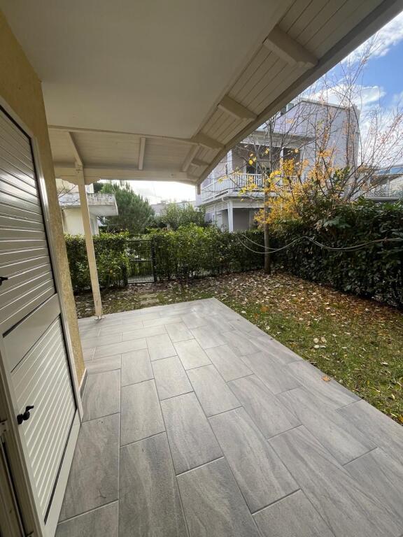 Shitet Apartament 3+1 me oborr tek Gjiri i Lalezit