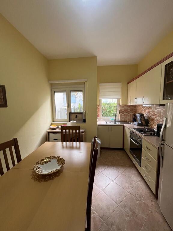 Shitet Apartament 3+1 me oborr tek Gjiri i Lalezit