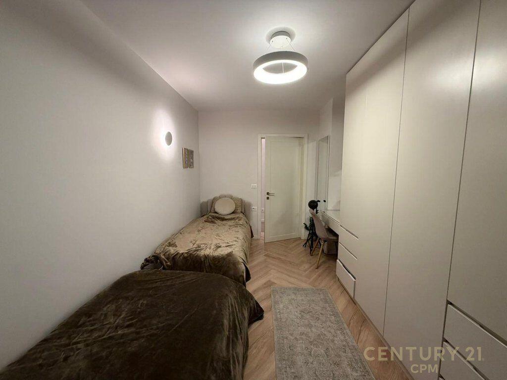 Shitet apartament modern 3+1 në rezidencën elitare Lake View