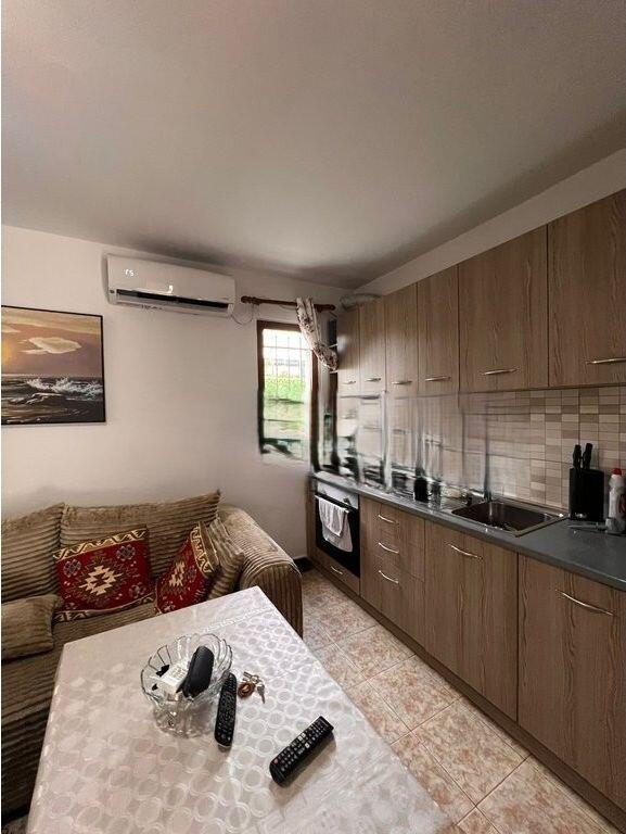 SHITET SHTËPI PRIVATE 1+1 ME AMBIENT KOMERCIAL TEK TRESHI 80,000 €