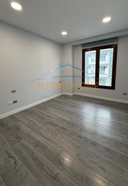 Qira, Ambient per zyra, Hilton Garden Inn Tirana.