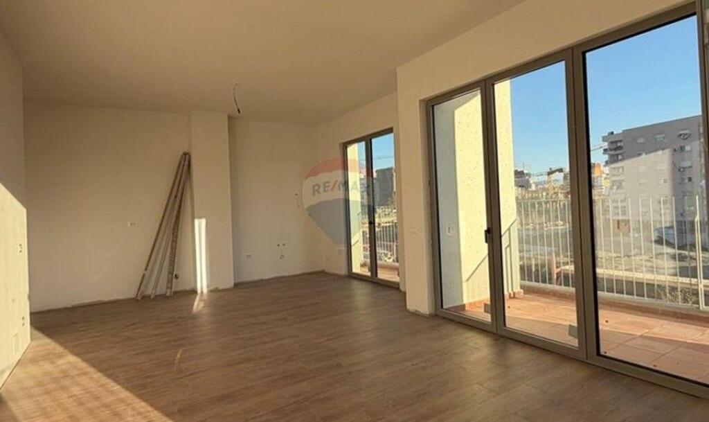 PARK AVENUE,Shesim 2+1+2 +Verande ID: 530261047-97