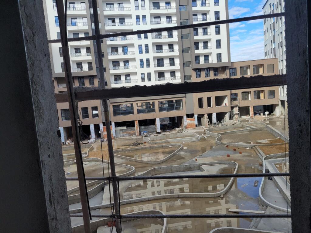 Shitet apartament  2+1 Rajoni policise nr.4(Afer me kinostudion)