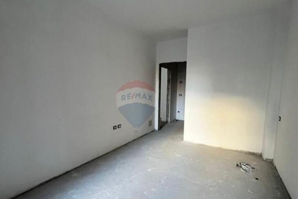 Apartament 1+1 per shitje, Ish station i trenit, prane Bulevardit te Ri!