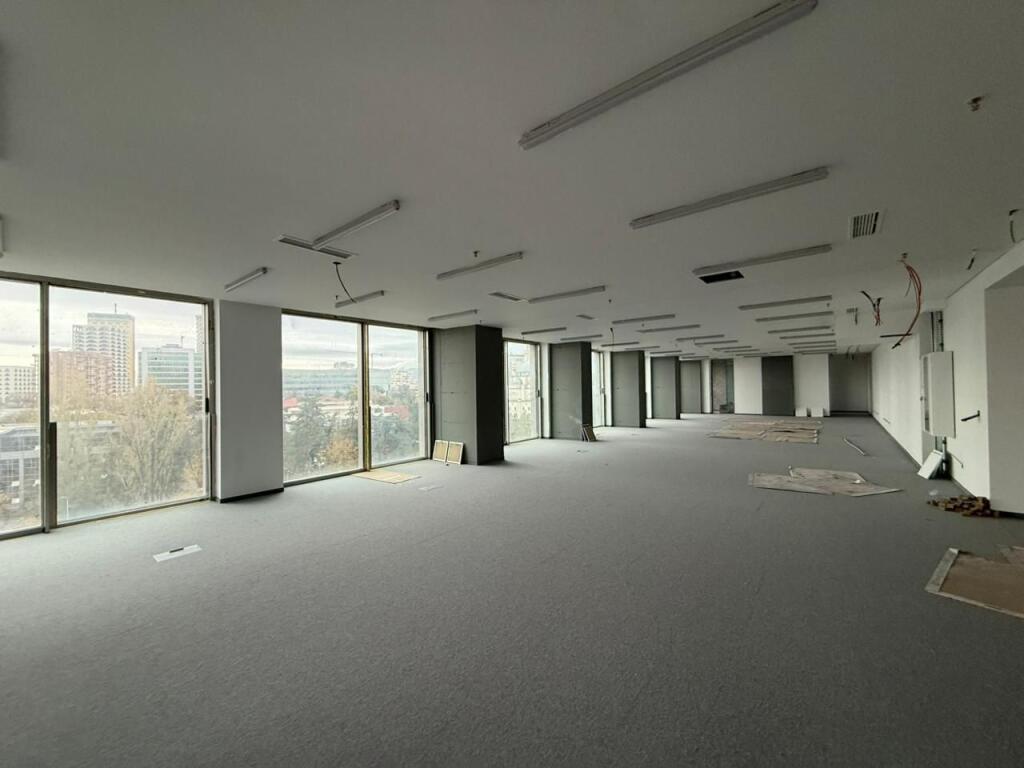 🏢 Jepet Zyrë OPEN SPACE me Qira – Downtown One, Tiranë