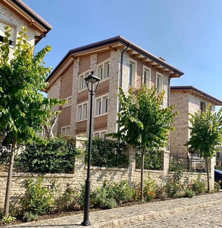 Shitet, Vilë Individuale 4-Katëshe, Secret Garden, Teg