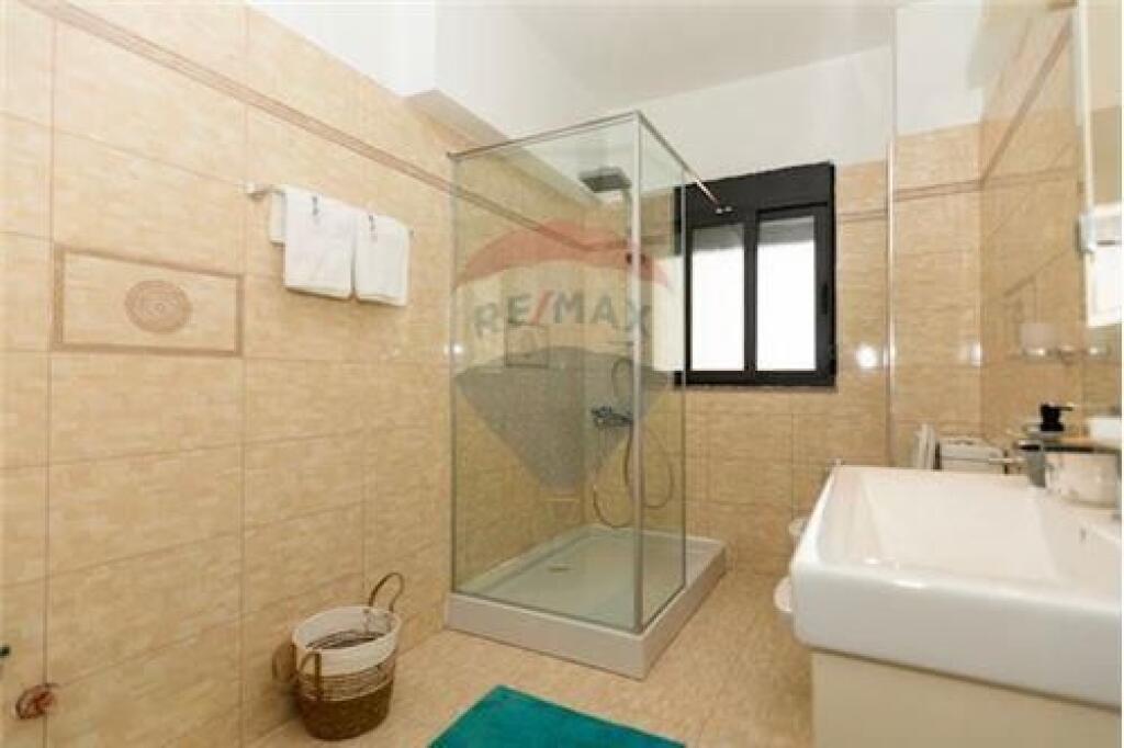 🏡 Apartament Luksoz 2+1+2 – Lungomare, Vlorë