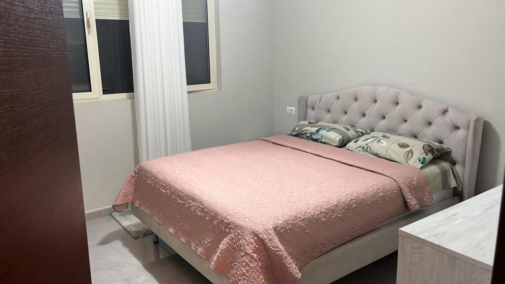 Jepet me qira shtëpi private në Tiranë, zona “Te Pamja”.