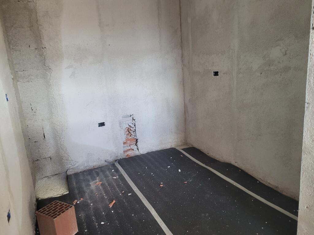 Shitet apartament 1+1 Rajoni policise nr.4(Afer me kinostudion)